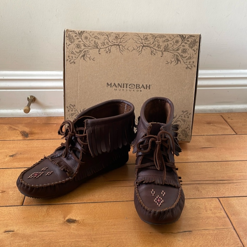 NEW Manitobah Harvester Mukluk Moccasin size 7 in Cocao. SOLD OUT!